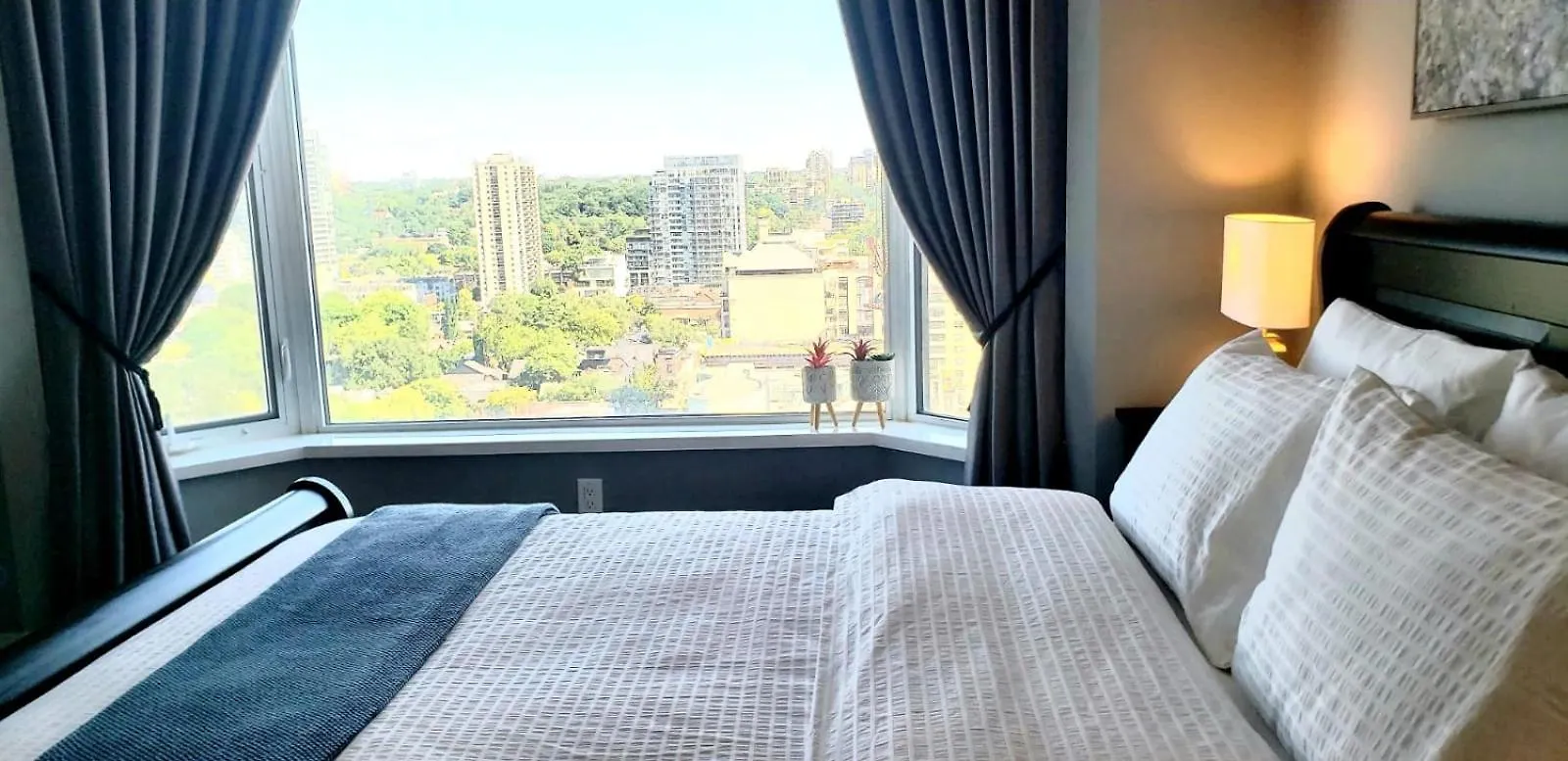 Elegant 2 Bedroom And Bath Downtown Retreat Apartment Toronto